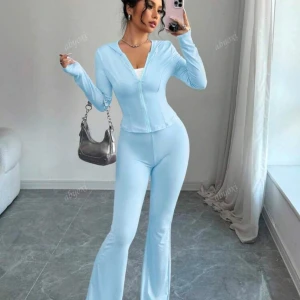 Ljusblå hoodie med dragkedja + mjukis - Oanvänt mjukisset ifrån shein, i storlek XS🩵