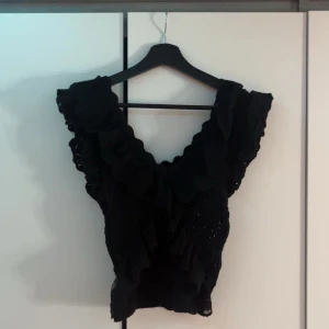 Svart volangblus - Snygg svart blus med volangdetaljer. använd fåtal gånger och tidigare köpt av en annan. men säljer den nu för att jag inte gillar hur den satt på mig, men annars jättefin och perfekt till sommaren❤️