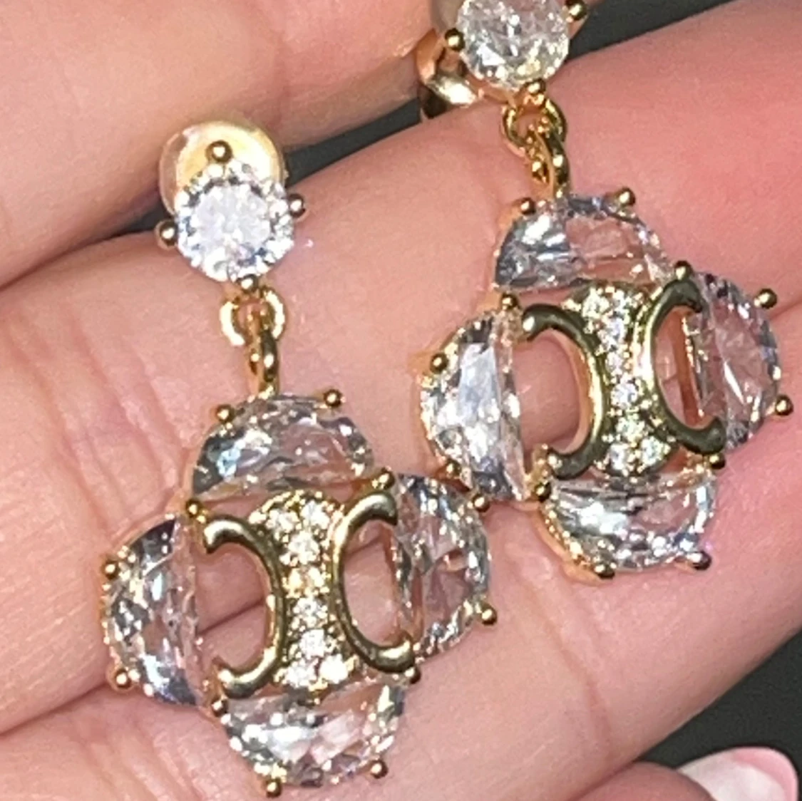 Guldiga örhängen med kristaller - 1