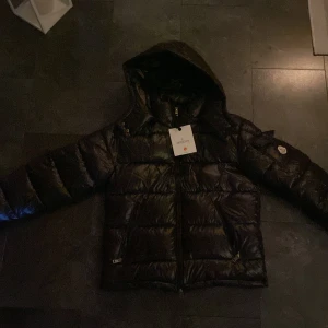 Moncler jacka - Säljer en snygg svart dunjacka från Moncler. Perfekt för kyliga dagar! 