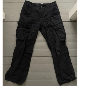 Svarta cargobyxor - Svarta cargobyxor från H&M i stl 42. Byxorna har en loose passform och är perfekta för en avslappnad stil. säljer eftersom jag aldrig använder de 😊