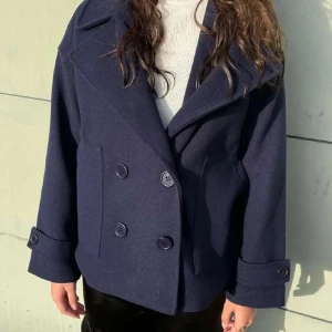 Designe by si kappa - Kappan är i bra skick och har inga defekter! Den är endast använd ett fåtal gånger och är i storleken S/M. 