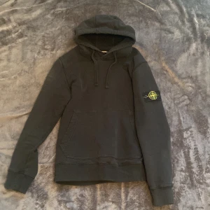 Stone island hoodie - Hej! Säljer en Stone island Hoodie i Storlek small skick 8,5/10 Färg svart möts i Västerås, Fraktar över hela Sverige (PostNord) hör av er för mer info // MARES 