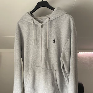 Polo Ralph Lauren Performance - Zip up - || Stilren grå Huvtröja/Hoodie från Ralph Lauren || Tillhör Performance-kollektionen 💪 || Tillverkad i en funktionsblandning av bomull och polyester || Sällan använd, nästintill nyskick ✨|| Storlek L, Normal i storleken || 
