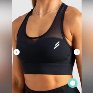 Sport-bh  - Säljer min fina sport-bh från Doyoueven i strl S. Modellen heter Breeze mesh crop och är en stretchig modell med bra stöd! Modellen finns inte kvar på hemsidan! I princip helt oanvänd så i superbra skick!🖤✨