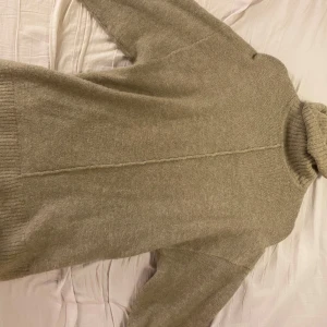 Brun stickad polo-klänning  - Säljer denna superfina, bruna stickade klänningen med polokrage från Gina då den är för kort för mig (är ca 175 cm). Aldrig använd, strlk S💓💓 