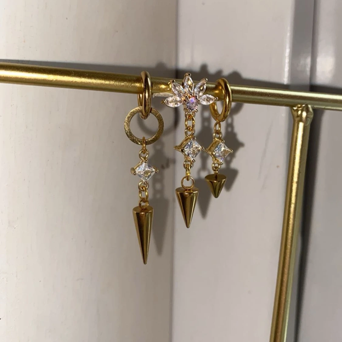 Guldörhängen med kristaller och spetsdetaljer