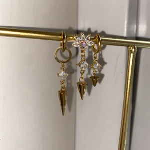 Guldörhängen med kristaller och spetsdetaljer - Kolla in vårt exklusiva smyckespaket med örhängena Frida, Isa & Gina för endast 229kr!🩷🩷