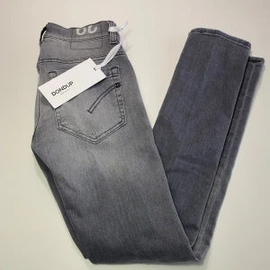 Dondup jeans - Säljer dessa helt nya dondup jeans med tags kvar i den populära modellen george. Jeansen har sjukt fräscha slitningar och detaljer och är i storlek 29. Nypris ligger runt 3000. Säljs för endast 1199! Kom privat för fler frågor eller funderingar!