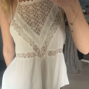 Fin topp  - Säljer denna snygga sommar topp från FOREVER 21, Jätte fin och är i strl S, passar bra till allt, knappt använd, skriv för intresse och frågor !💕💕