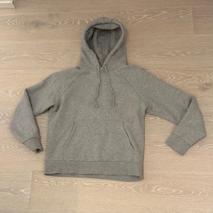 A Day's March - Säljer en asfet grå a days march tröja | Passar både vardag och fest | Nypris ca 2.000kr | Made in Portugal | Skick: Nyskick | Hör av dig vid frågor eller funderingar! 