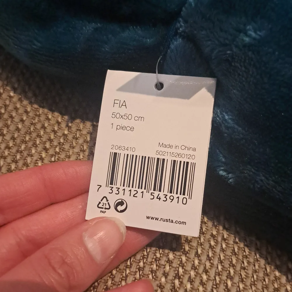 Säljer en mjuk och stilren blå(teal blue) örngott från Rusta Home. Den är fyrkantig och har en lyxig, sammetsliknande yta som ger en elegant touch till vilket rum som helst. Perfekt för att ge soffan eller sängen en färgklick. 🛋️💙. Muu.