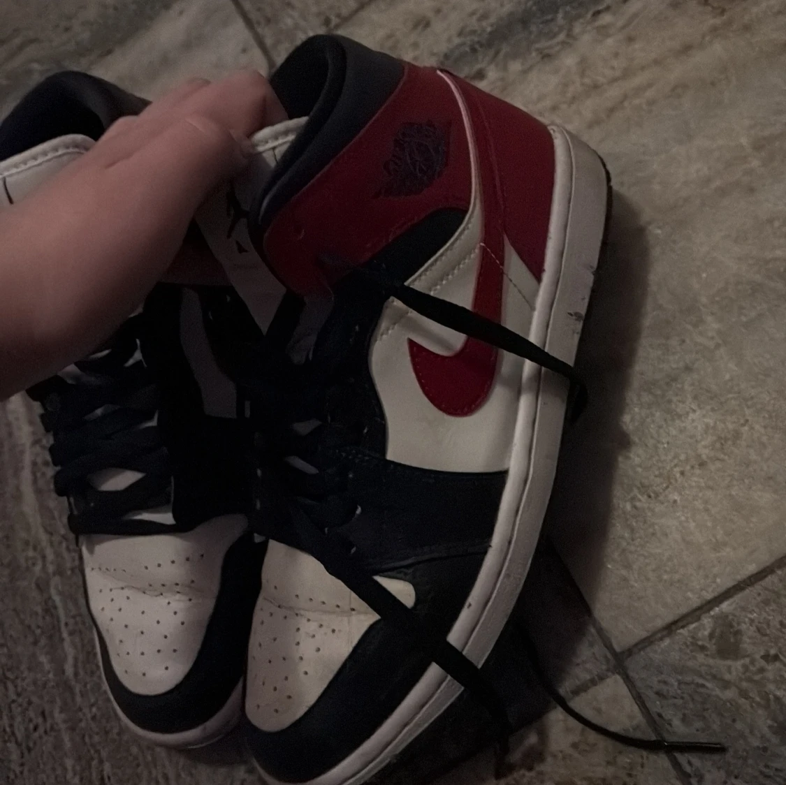 Nike Air Jordans i svart, vitt och rött - 1