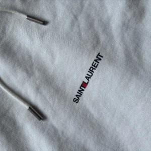 Saint Laurent hoodie - Saint Laurent hoodie | L men passar oftast M | inga defekter | är 185 cm väger 69 kg som referens | fraktar spårbart eller möts upp i Täby📍