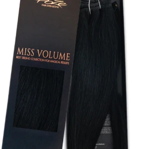 Äkta clips Svart löshår från Poze - Säljer ett set med svarta löshår från Poze. Perfekt för att ge extra volym och längd till ditt hår. Håret är rakt och mäter cirka 50 cm i längd. Enkelt att fästa och ger ett naturligt resultat. Det är ca 220 g och går att färga, tvätta och använda värme på då det är äkta hår