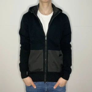 Cardigan jacka  - Cardigan herr | Skick: 10/10 (HELT NY) | Storlek M | Pris - 999 | Tags sitter kvar | Fraktar via Postnord eller Instabox på köparens bekostnad | Hör av dig vid minsta fråga eller fundering!