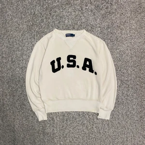 Ralph Lauren tröja - Tjena! Säljer en Ralph Lauren tröja i gott skick. Inga tecken på skador eller något liknande. Pris kan diskuteras👍. Vid behov av mer bilder är det bara att höra av sig🤩