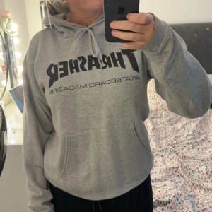 Thrasher hoodie - Säljer denna Thrasher hoodie i grått❤️den är i ett bra skick förutom snörningen finns bild och se!