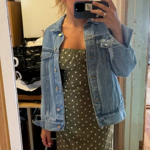 Oversized jeansjacka - Jättefint skick. Från missguided  Storlek S (passar XS) jag är 166 för referens❤️