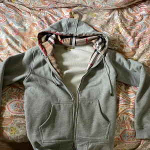 Burberry hoodie - Burberry hoodie i storlek L men lite mer åt M hållet. 