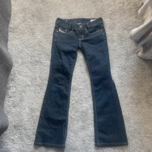 Diesel - Diesel jeans i nyskick, storlek 28/32 men skulle säga det är mer 26/27 i midjan Nypris ca 1800kr☺️ Dom är lowwaist bootcut❤️ PRIS GÅR DISKUTERA!!