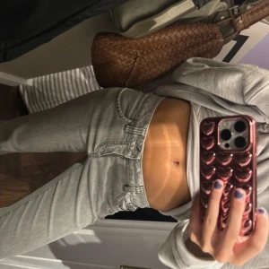 Lågmidjade jeans  - Säljer dessa ur snygga gråa jeans som är Lågmidjade skriv för mått!!!🥰🥰🥰
