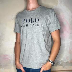  T-shirt från Polo Ralph Lauren | Storlek M och modellen är 184 cm lảng | Bra skick, 9/10 | Nypris 799kr, bra pris på 299kr