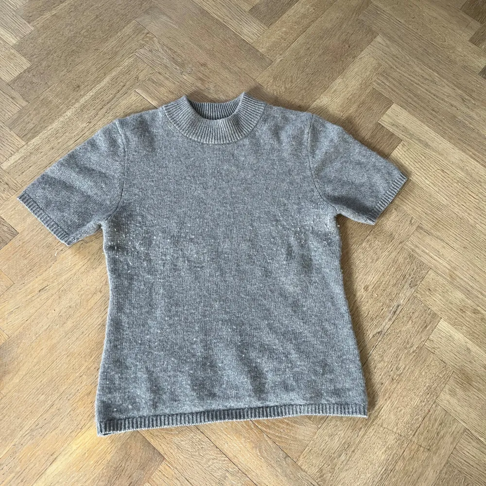 Säljer denna cashmere t shirt då den inte kommer till användning. Endast använt en gång! Nypris var 900kr . Stickat.