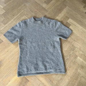Cashmere t shirt  - Säljer denna cashmere t shirt då den inte kommer till användning. Endast använt en gång! Nypris var 900kr 