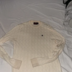 Morris tröja - En snygg Morris tröja Storlek L men sitter som S eller M nypris ca 1500 kr mitt 499 kr) (priset går att diskuteras)✅