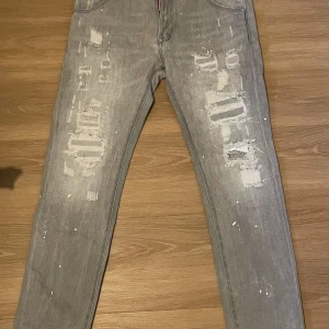 Dsquared 2 jeans - Oanvända Passar om du har M på byxor 
