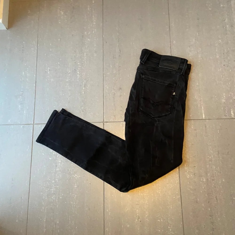 Säljer nu dessa svarta replay jeans som är i använt skick, skriv för fler bilder/frågor🙌🏼. Jeans & Byxor.