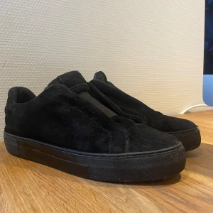 Axel arigato skor - Säljer ett par riktigt snygga och bekväma Axel arigato skor, storlek 43 och skicket är bra men finns tecken på användning🙌🏻