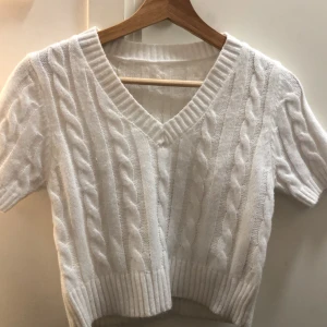Vit stickad t shirt - Vit stickad top den var jätte cjutte ger clematis girl vibe