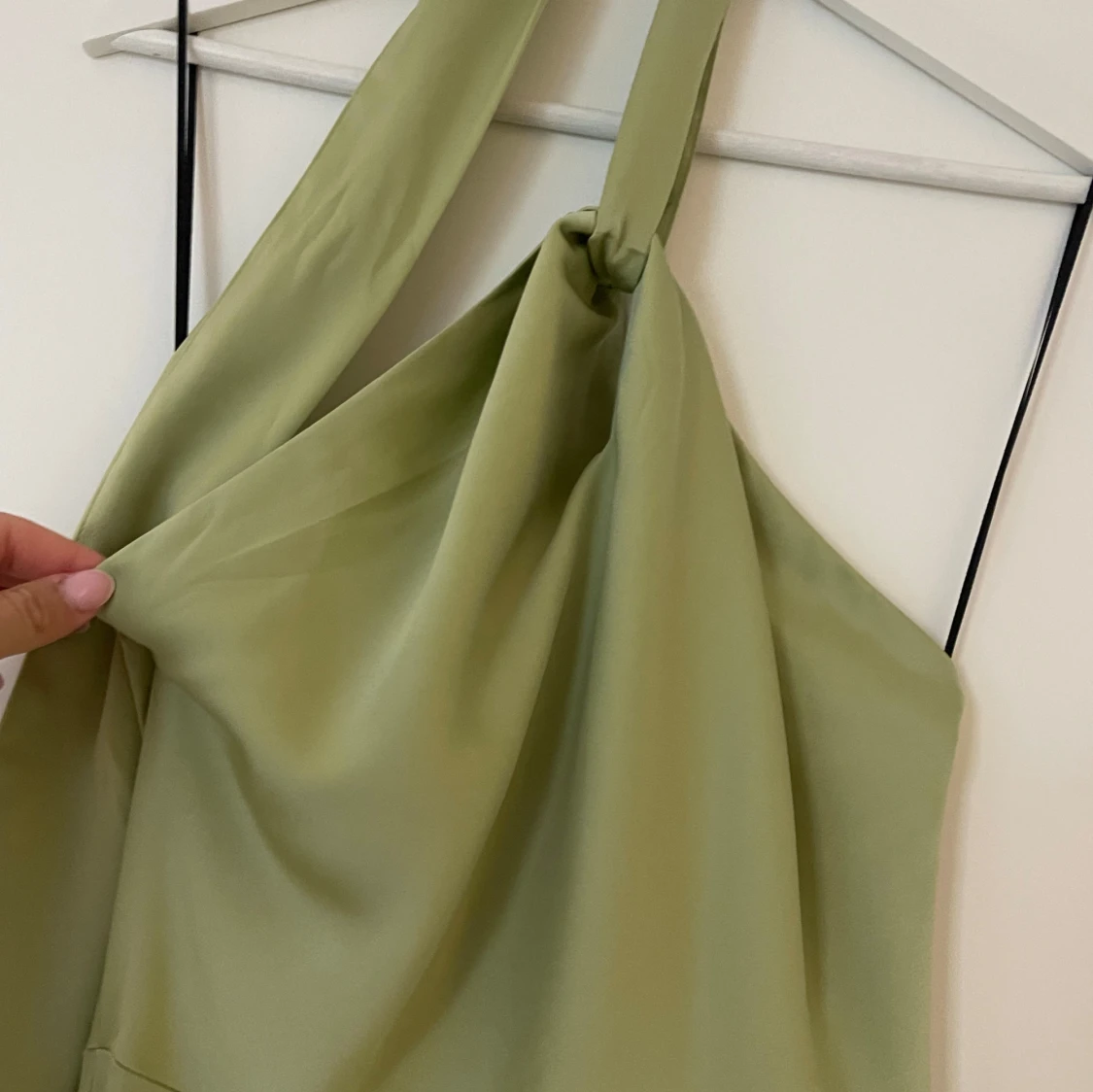 Grön satinklänning halterneck  - 90