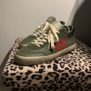 Diesel Dojor - Feta diesel dojor köpta för 2400kr i Diesel affären. Säljs för endast 1500kr kan gå ner i snabb affär. BOX FINNS