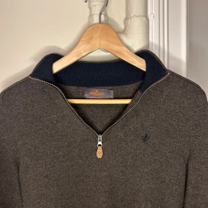 Morris zip - Grå morris zip storlek M  bra skick inga defekter. Nypris 1600kr. Andra bilden är ljuset lite konstigt men första bilden är den rätta färgen 