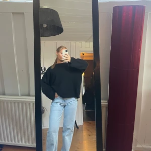 Boyfriend Jeans - Säljer dessa SUPER snygga boyfriend jeans från Gina, även i grått! Perfekta nu till hösten, till en stickad tröja som på bilden😍Säljer då jag inte får lika mycket användning av dem som förr😁