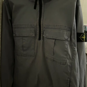 Stone Island Windbreaker  - En stilig och bekväm tunn jacka från Stone Island. Passform är M/L 