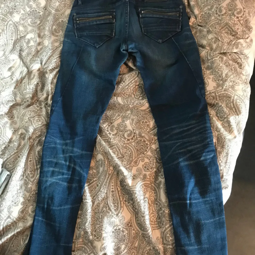 Super snygga lågmidjade skinny jeans från G-star där size är 27 och lenght är 32, vilket då motsvarar storlek S (36). Jag skulle säga att dem är i ett väldigt bra skick. Jeans & Byxor.