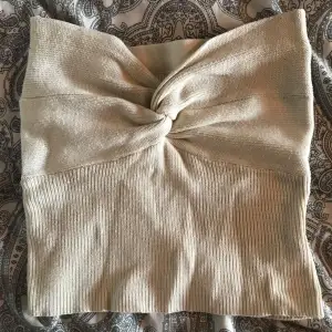 Super fin beige blus från Shein som är i storlek S (36). Den har aldrig kommit till användning därav skulle säga att den är i ett mycket bra skick. 