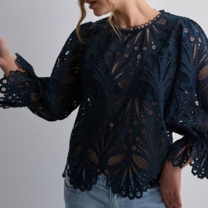 Neo Noir blus - Svart broderad blus från neo noir, storlek 36💗 knappt använd. Nypris 750 kr