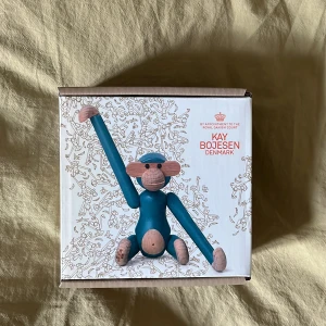 Kay Bojesen apa  - Klassisk dekoration i en annorlunda blå färg! Nypris 599