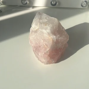 Kristall Rosenkvarts  - En otroligt fin rose quartz kristall inköpt för 150 då den är super stor och väger mycket. Fantastiskt fin och ska hjälpa med att attrahera kärleken, kontakta oss för mer bilder eller information!💕💐🎀