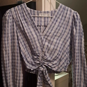 Blus - Mycket bra skick, säljes då jag växt ur den. Nypris 350