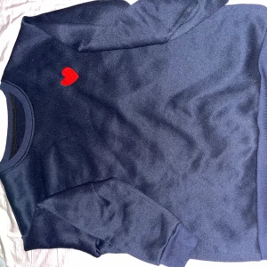 sweatshirt med hjärta❤️❤️ - säljer denna för att den kommer inte till användning❤️perfekt för att sporta❤️