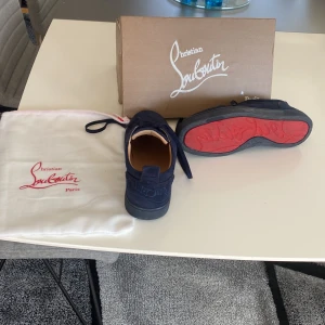 christian louboutin - Hej, jag vill sälja minna christian louboutin för jag ska köpa nya. Dom är i marinblå utan spikar. Det finns ett kort där det står att dom är köpta från christian louboutin om ni vill se det skriv till mig. Det är storlek 40