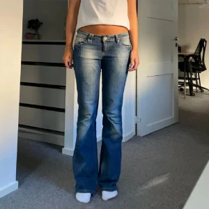 lågmidjade bootcut jeans - så så snygga! dom passar bra på mig som är 168🥰🥰Midjan: 78 cm och Innerbenslängden: 80 cm💕
