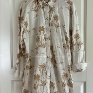 H&M linne skjorta stl S - Vit linne skjorta lite längre modell  Beige palmer H&M Oversize  Stl S Nyskick