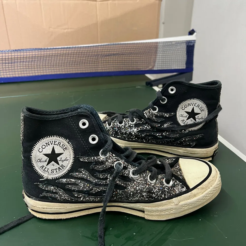 Säljer mina Svarta glitter converse i storlek 37.5🩷. Skor.